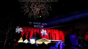 Mii de clujeni au sărbătorit Revelionul în Piaţa Unirii: Boc a deschis o sticlă de şampanie pe scenă - GALERIE FOTO