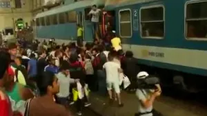 CRIZA IMIGRANŢILOR: Ungaria refuză intrarea a două trenuri cu refugiaţi sirieni din Serbia