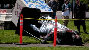 Protestatarii dintr-un stat american au vandalizat o statuie a lui George Washington şi i-au dat foc