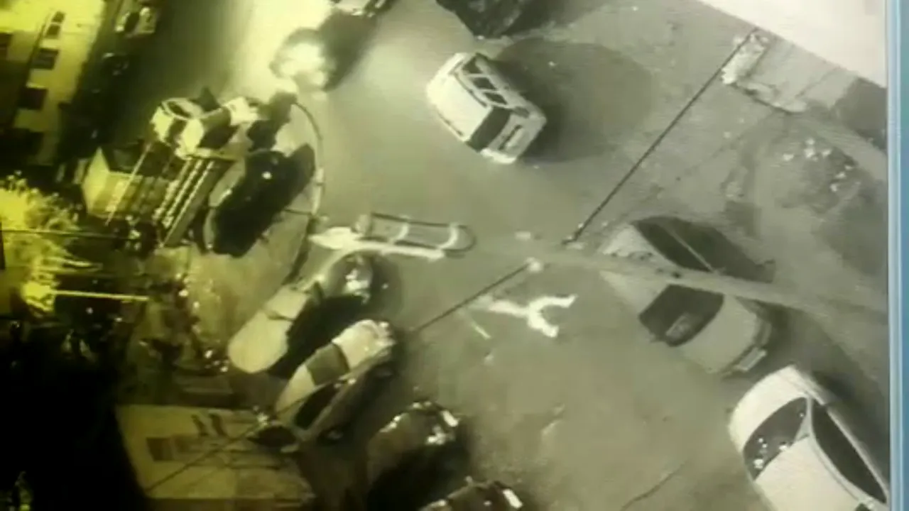 Bătaie violentă pe o stradă din Galaţi. Întreaga scenă a fost filmată de o cameră amplasată pe un bloc. VIDEO