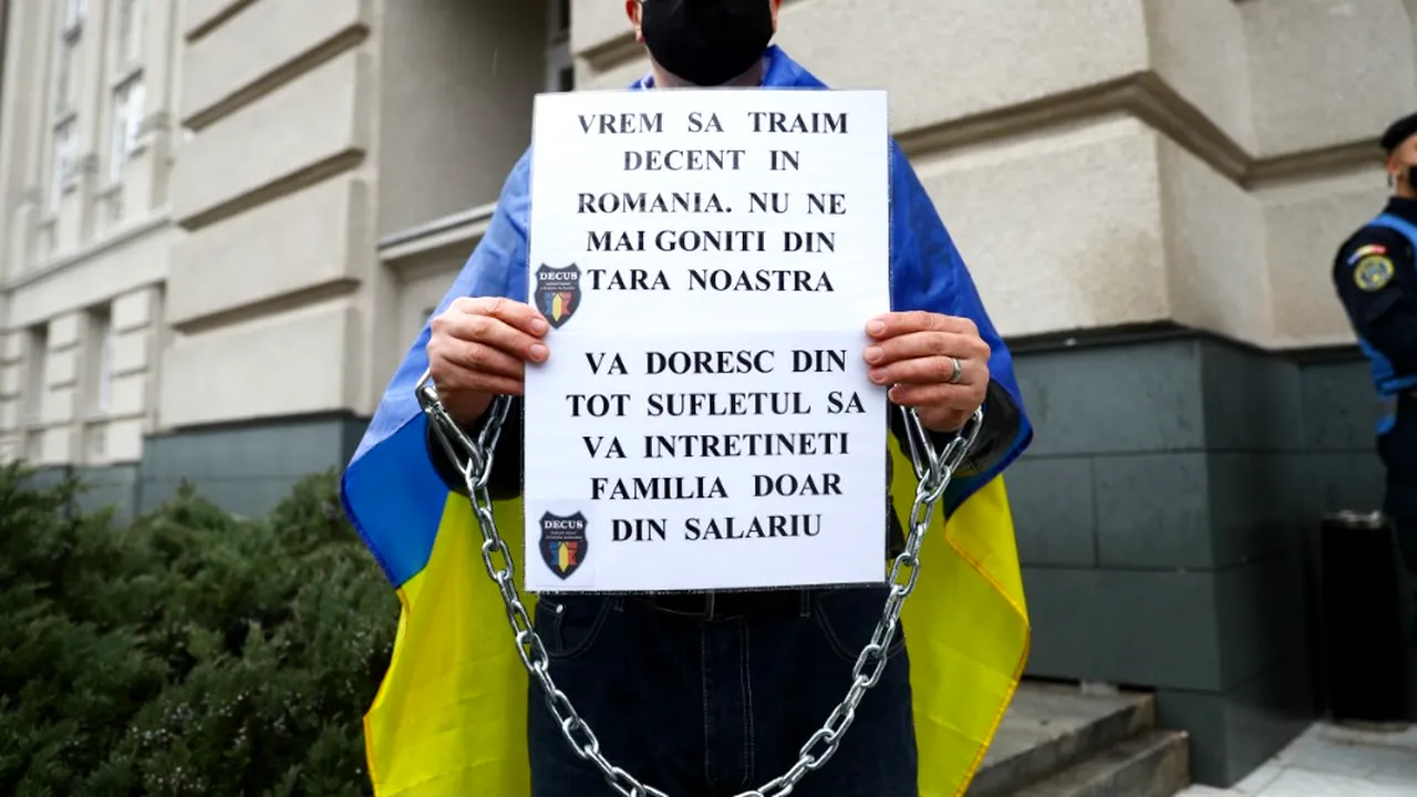 Poliţia protestează la Timişoara. Un poliţist a venit cu lanţuri la mâini şi picioare