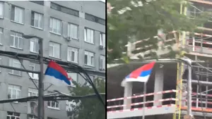 Pe o stradă din Moscova au fost filmate steaguri arborate invers. Pentru ruşi este un semn rău 