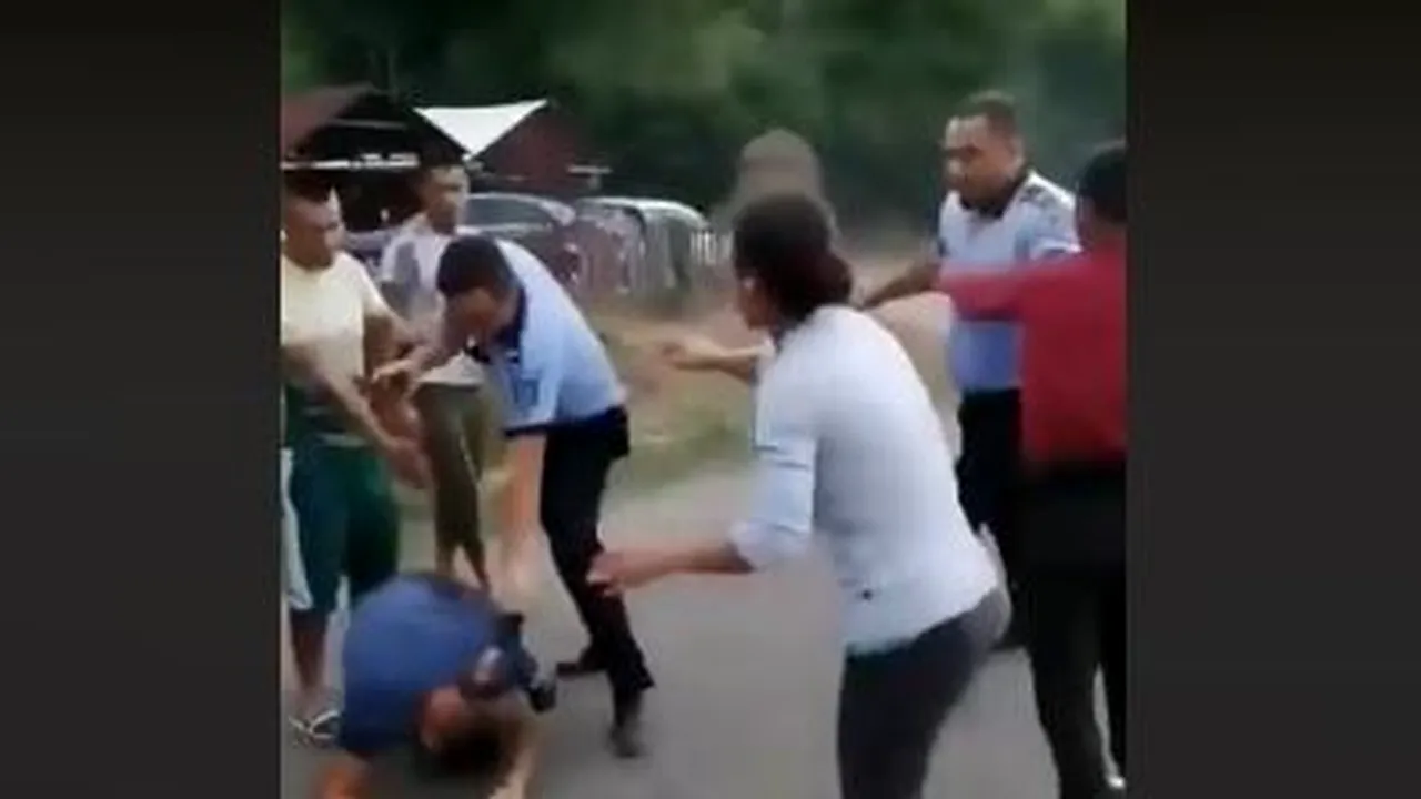Scandal în toată regula la Sălaj. Oamenii legii s-au bătut cu localnicii şi au folosit spray lacrimogen/ De la ce a pornit totul | VIDEO