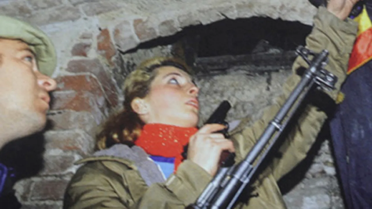 Revoluţionara Mihaela Rădulescu: Imagini inedite cu vedeta participând la evenimentele din decembrie '89 - FOTO