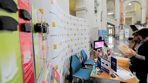 Expoziţie inedită la Palatul Justiţiei: Haine şi parfumuri 