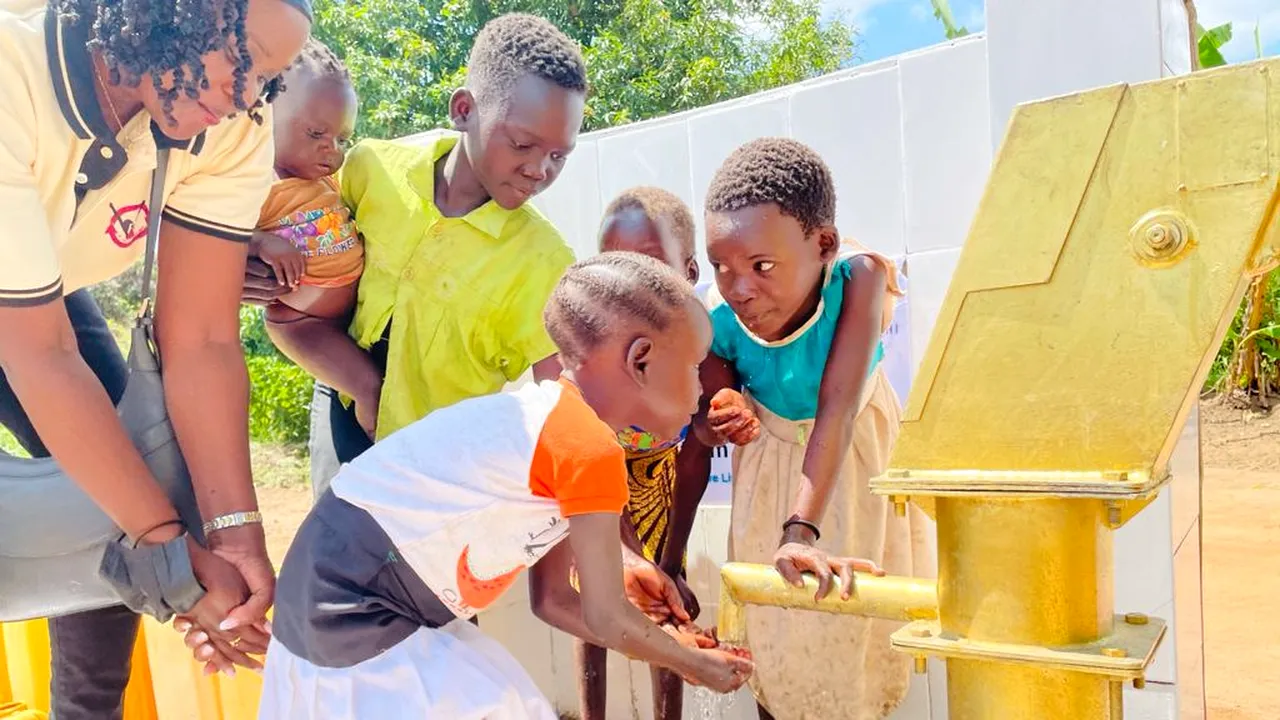 Fundaţia umanitară „Jeni Mandachi” a adus „viaţa” în Africa