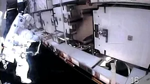 O ieşire pe orbită a astronauţilor de pe Endeavour, afectată de o defecţiune tehnică