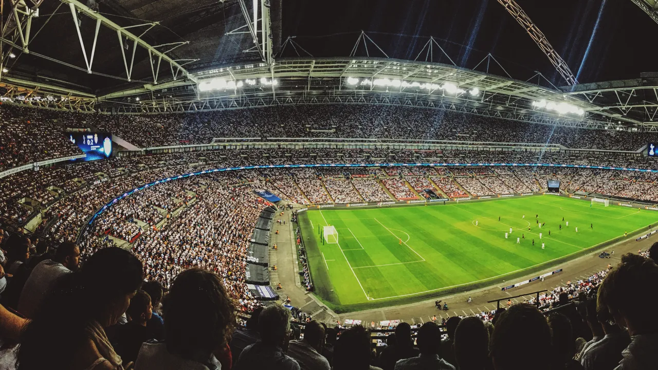 UEFA va permite comercializarea alcoolului pe stadioane. Vestea, primită cu bucurie de suporteri