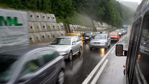 Coloane de maşini pe câţiva kilometri pe DN 1, în zona staţiunilor Sinaia şi Buşteni