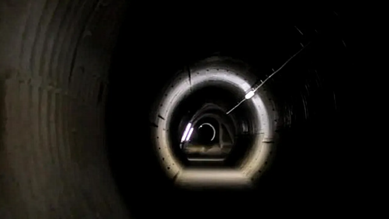 Zeci de răniţi după ce un autocar turistic a lovit plafonul unui tunel, în Franţa - VIDEO
