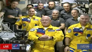 Trei cosmonauţi ruşi au purtat costume de zbor în culorile Ucrainei la sosirea pe Staţia Spaţială Internaţională