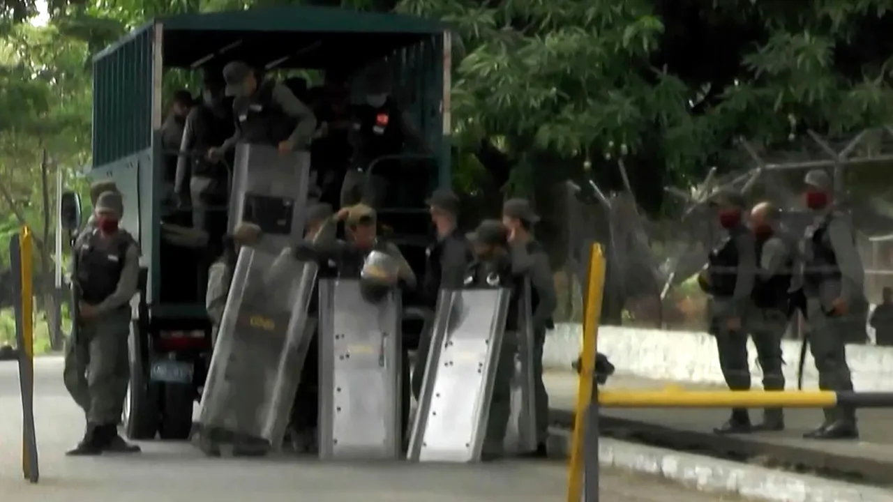 Revoltă într-o închisoare din Venezuela, soldată cu zeci de morţi şi răniţi. Versiunea oficială a autorităţilor e pusă la îndoială