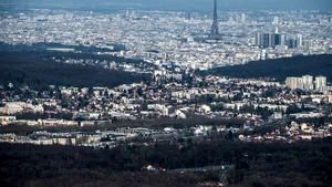 Pierderi de 15,5 miliarde de euro în Paris, din cauza diminuării numărului turiştilor străini 