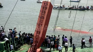 Un feribot care transporta circa 200 de persoane s-a scufundat în Bangladesh. 22 de persoane au murit - GALERIE FOTO