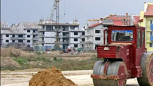 Băsescu: Primăriile să finanţeze terminarea ansamblurilor de locuinţe