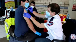 Raport: 73 de cazuri de paralizie facială şi 7 de şocuri anafilactice după vaccinarea cu serul Pfizer, în ţara care are cea mai mare rată de imunizare din lume