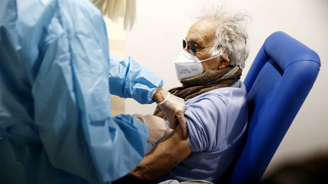 Vaccinare obligatorie pentru persoanele de peste 50 de ani. Ţara care impune măsura până pe 15 iunie