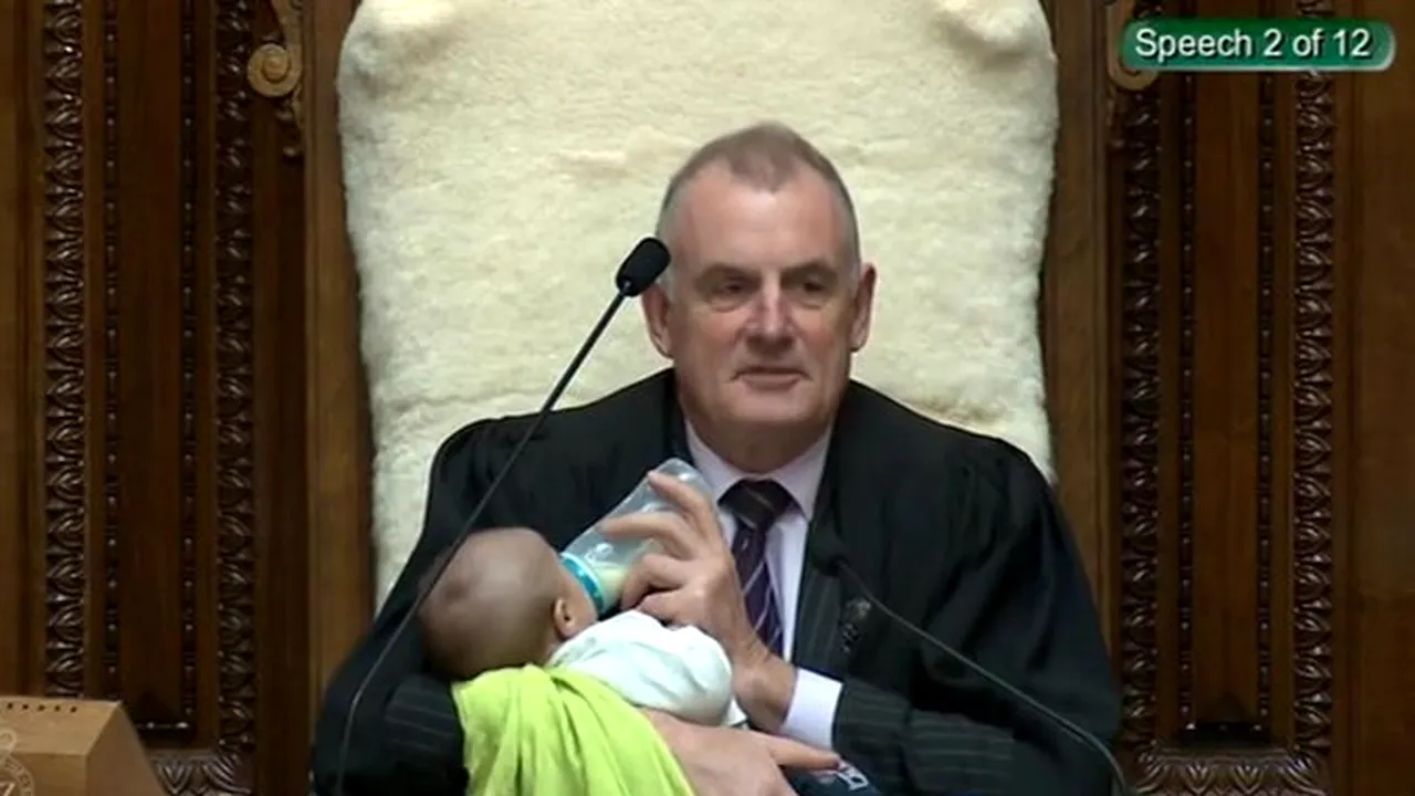 Preşedintele Parlamentului neozeelandez a hrănit un bebeluş în timpul unei dezbateri