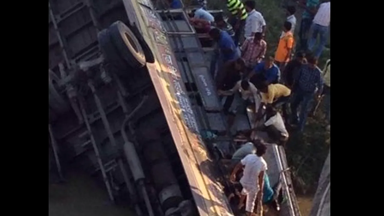 Cel puţin 37 de morţi după ce un autocar a căzut de pe un pod într-un râu, în India. FOTO, VIDEO