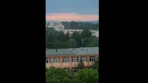 Caz incredibil la Piteşti: Doi tineri au fost filmaţi jucându-se cu mingea pe acoperişul unei şcoli. Poliţia a deschis o anchetă | VIDEO