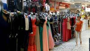 De ce nu este recomandat să porți haine noi fără să le speli. Avertismentul specialiștilor