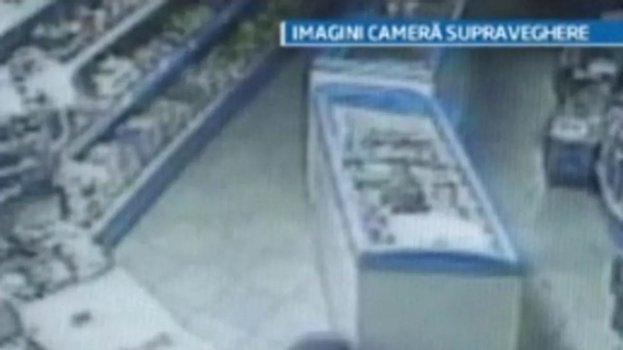 Mureş: Un tânăr a spart cu capul uşa unui magazin, de unde a furat patru pachete cu ţigări - VIDEO