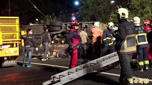 GALERIE FOTO, VIDEO Cel puţin 32 de morţi după ce un autocar s-a răsturnat în Taiwan