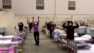 Epidemia de coronavirus leagă definitiv relaţia dintre bolnavi şi salvatori. Cum îşi păstrează pacienţii optimismul. VIDEO