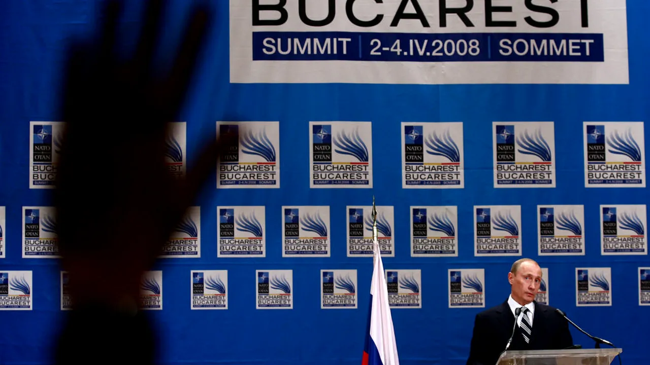 MEDIAFAX 35. 2008 - Summitul NATO aduce liderii lumii la București, iar criza financiară mondială ajunge și în România