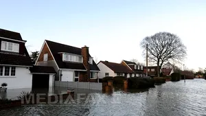 Peste 300.000 de case din Marea Britanie şi Irlanda au rămas fără electricitate din cauza intemperiilor - FOTO