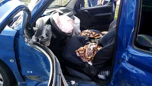 FOTO | Accident grav între un autocar plin cu muncitori şi o maşină. O persoană a fost rănită