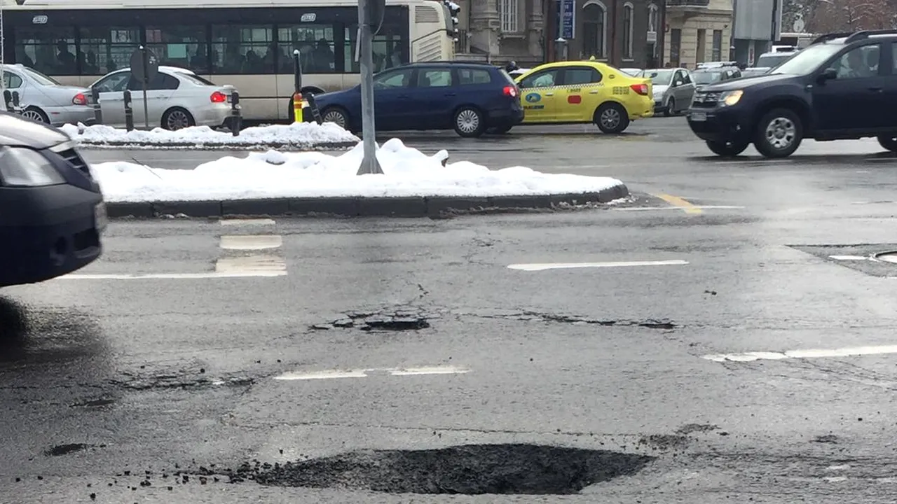 GROPI în asfaltul din Bucureşti. Consilier: Administraţia Străzilor este pe avarie | FOTO, VIDEO