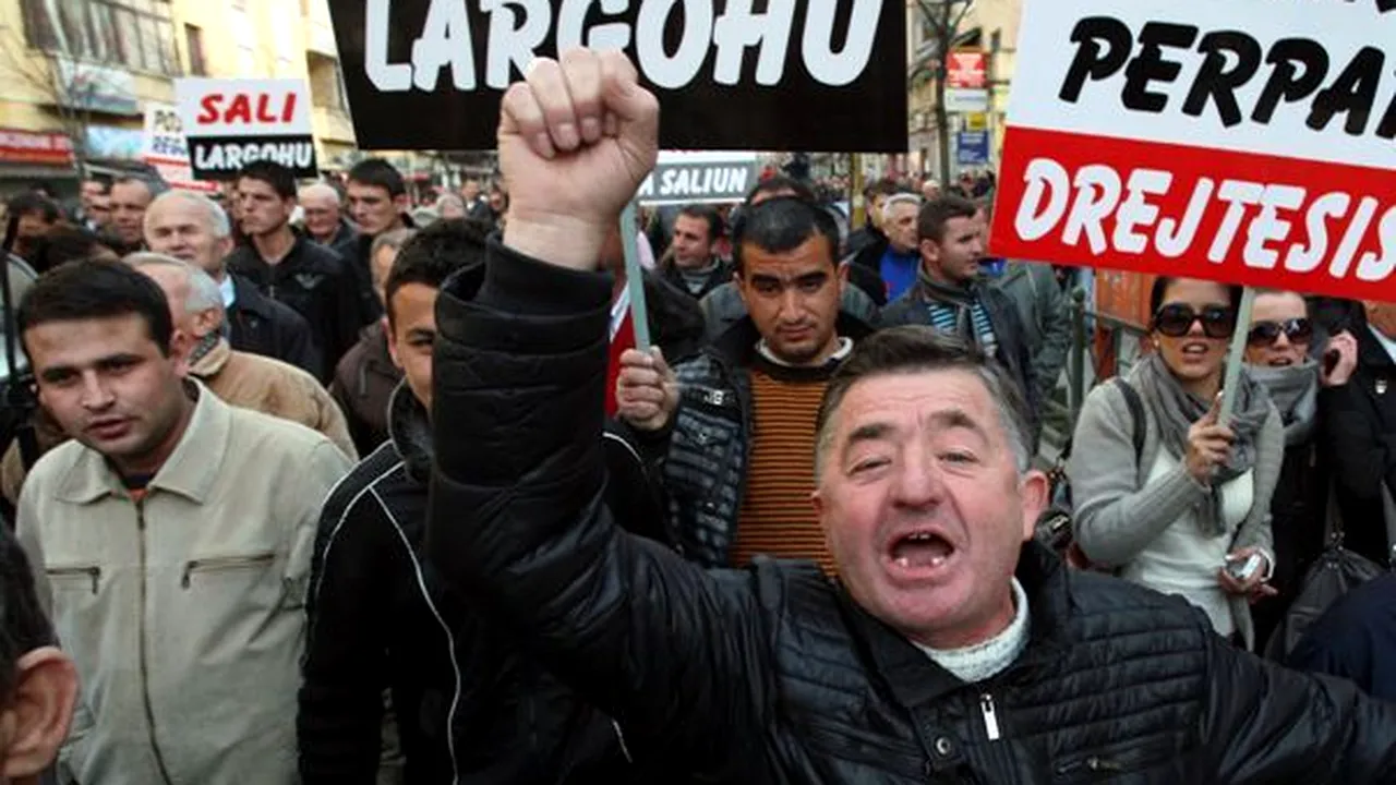 Albanezii radicali protestează faţă de acordul dintre Kosovo şi Serbia