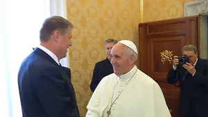 Klaus Iohannis, primit la Vatican de Papa Francisc. Şeful statului i-a dăruit Suveranului Pontif o gravură cu oraşul Sibiu - FOTO, VIDEO