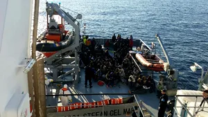 Peste 100 de MIGRANŢI aflaţi pe o barcă gonflabilă în Marea Mediterană, salvaţi de o navă românească - FOTO