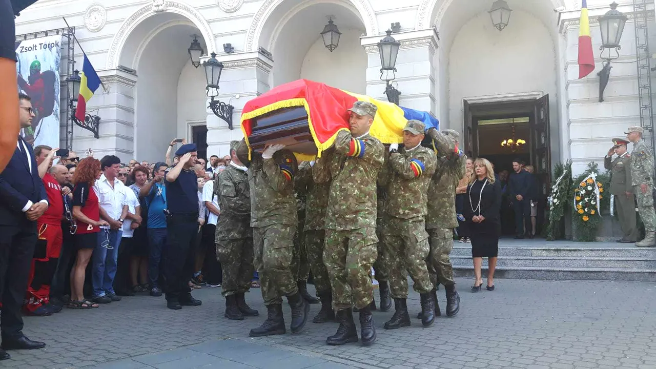 Alpinistul Zsolt Torok, înmormântat cu onoruri militare, la Arad / FOTO