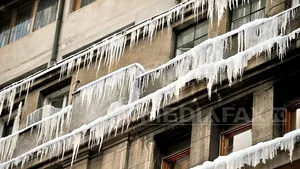 Proprietarul magazinului de unde a căzut gheaţa care a omorât un om, amendat de primărie cu 2.500 de lei
