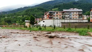 GALERIE FOTO | Imagini apocaliptice: alarmă de dezastre! Sute de oameni evacuaţi din cauza codului roşu de inundaţii din judeţul Hunedoara 