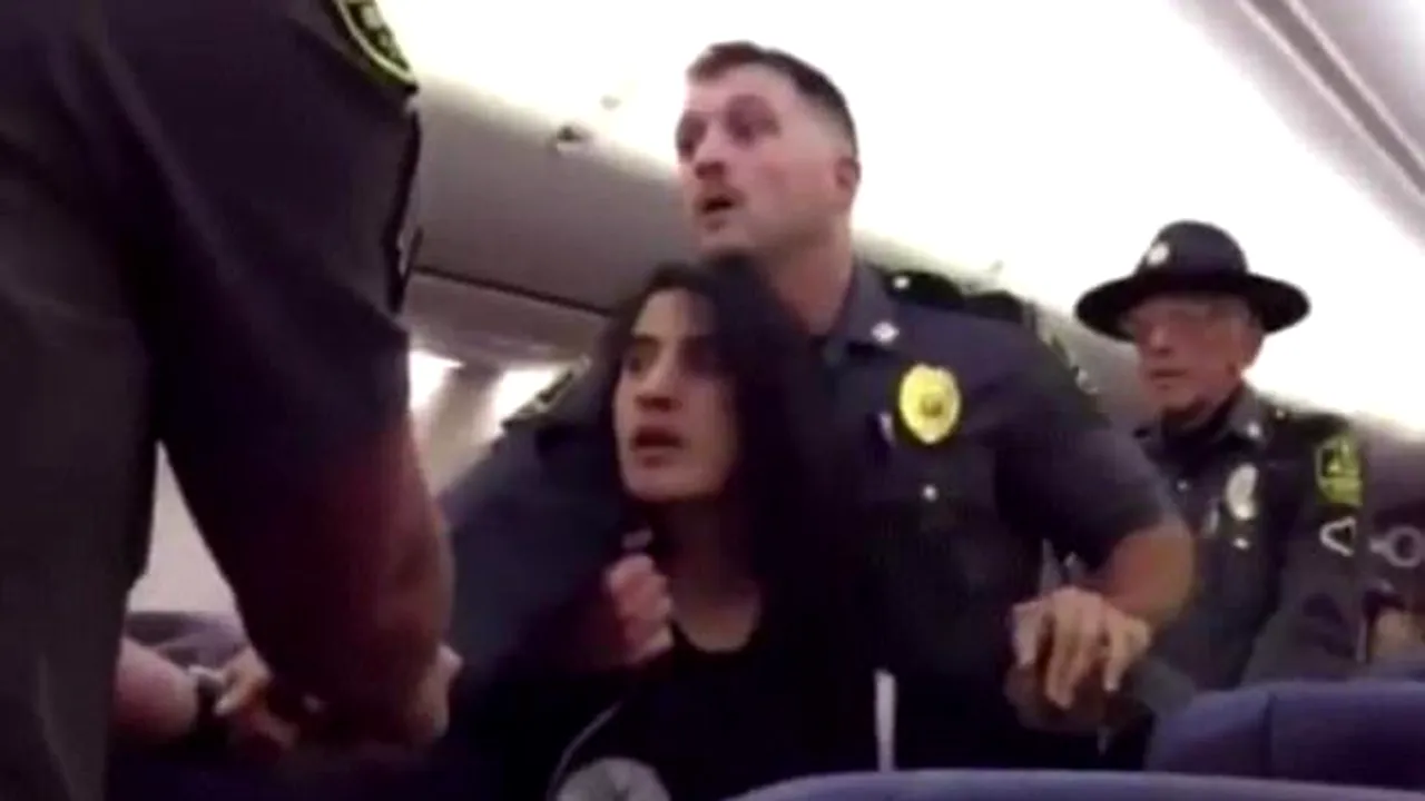 Încă un pasager dat jos din avion, în mod BRUTAL: O femeie a fost TÂRÂTĂ în afara aeronavei pentru că suferea de alergie la câini | VIDEO