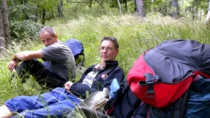 Echipament de munte şi o cameră foto abandonată, descoperite de salvamontişti în munţii Căpăţânii. Imaginile stranii descărcate de poliţişti