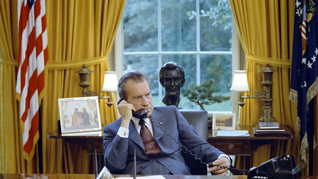 Ion Cristoiu: Constantin Tănase contribuie la Subscripţia „Pentru fraţii basarabeni şi bucovineni în refugiu”/ Richard Nixon se temea de trei consecinţe ale apariţiei în presă a unor documente marcate de ştampila 