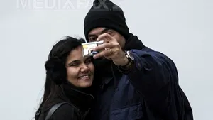 Bărbaţii se fotografiază de două ori mai mult cu telefonul mobil decât femeile - FOTO