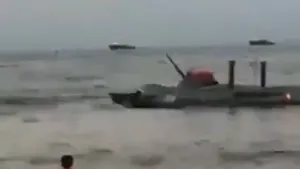 VIDEO Cum s-au antrenat militarii ruşi pentru paradă: Au mers cu tancurile printre turiştii care fac plajă