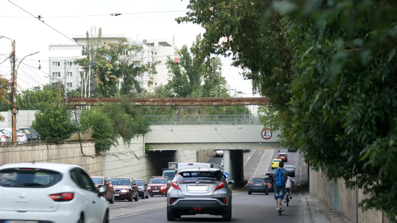 Pasajul CFR Constanţa din Sectorul 1 a fost consolidat, dar pe jumătate. Motivul? Doar atât le aparţine