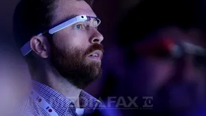 Utilizatorii Google Glass ar putea vizualiza cotaţiile de pe Wall Street, printr-o aplicaţie