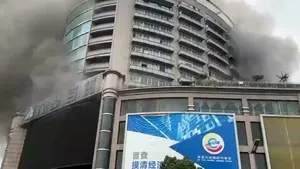 Incendiu într-un centru comercial din China. Şase oameni au murit, alţii au rămas în interior