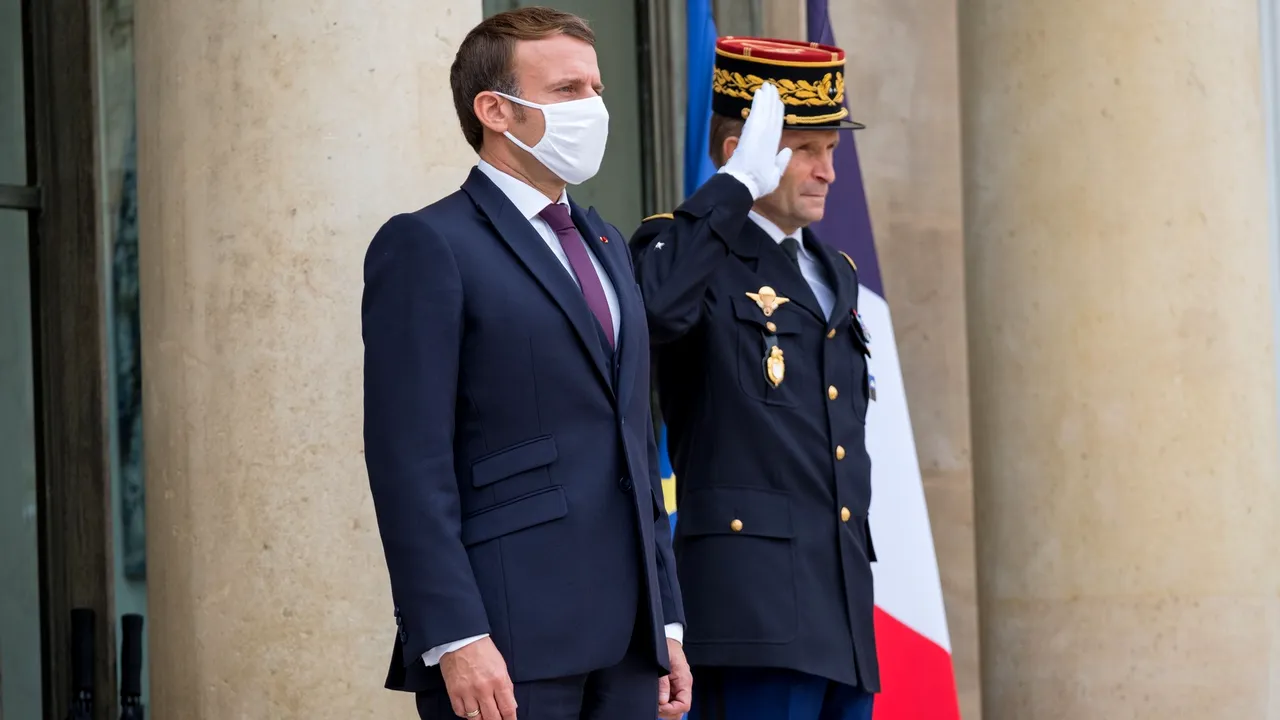 Emmanuel Macron s-a întâlnit cu familia profesorului decapitat în atacul islamist de la periferia Parisului 