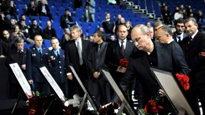 Putin şi zeci de mii de ruşi au adus un omagiu sportivilor decedaţi în accidentul aviatic