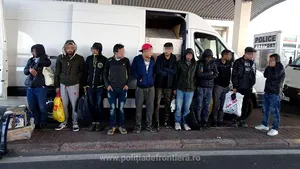 FOTO | Unsprezece migranţi au fost descoperiţi în timp ce se ascundeau într-un microbuz cu mobilă/ Alţi 14 cetăţeni irakieni, prinşi când încercau să intre ilegal în România