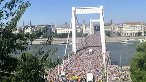 Zeci de mii de persoane au sfidat interdicția impusă marșului Pride în Ungaria